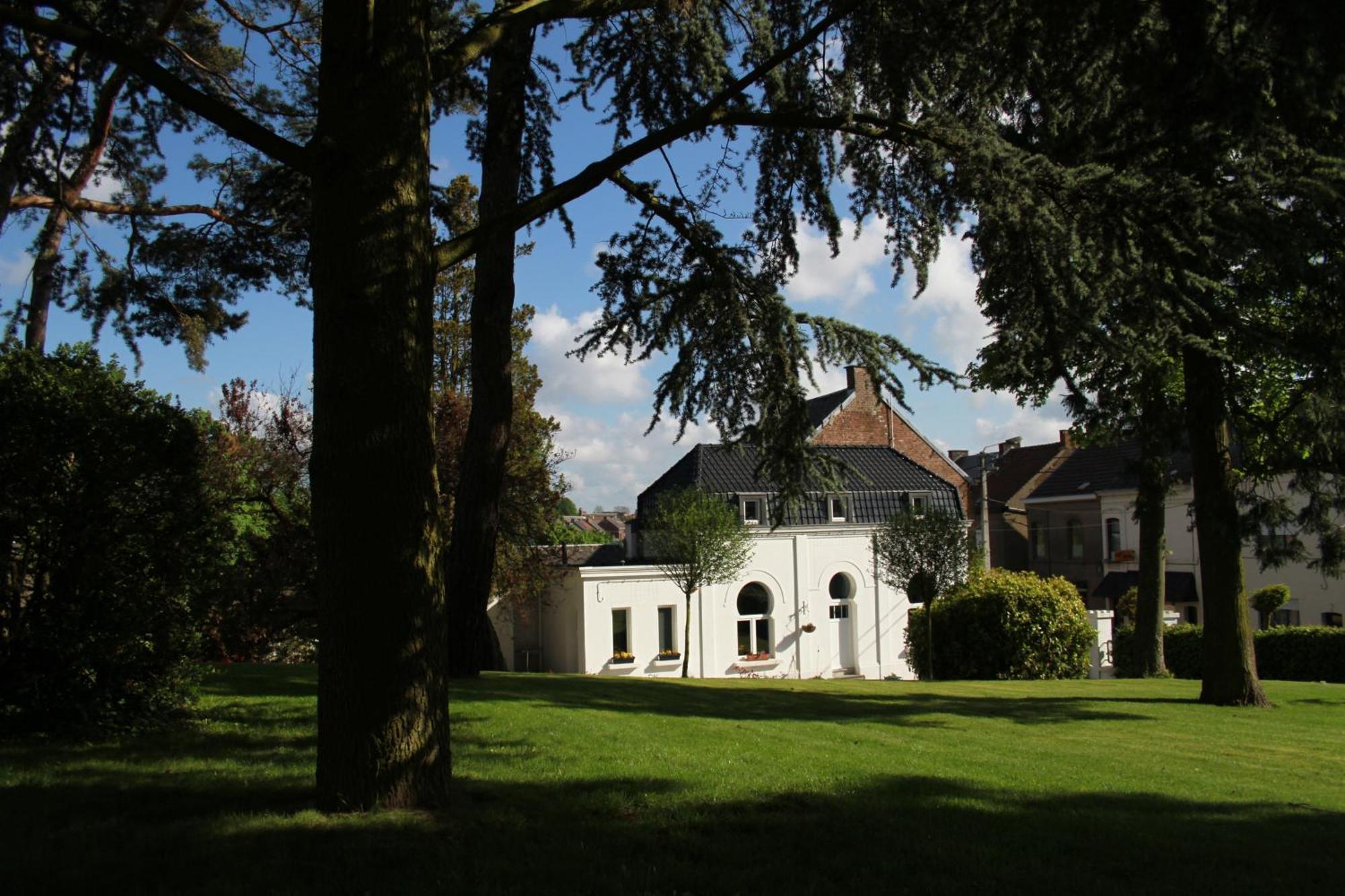 Gite De La Conciergerie Du Cheval Blanc Luttre Exterior foto